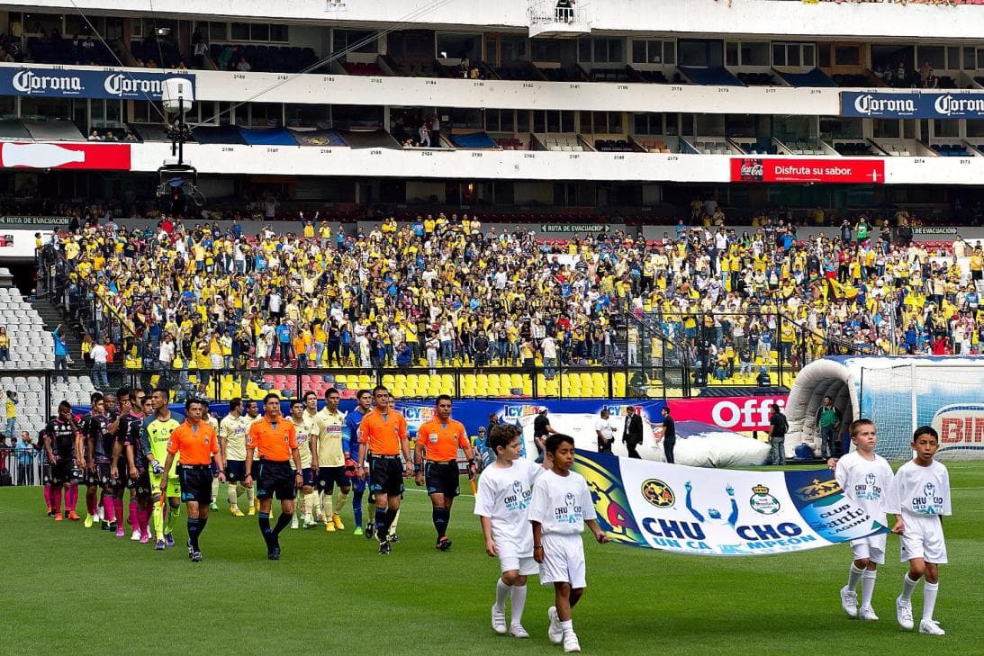 El Club América le rindió un tributo en el Estadio Azteca, recinto que conquistó con su carisma, con su velocidad, su regate y sus goles.