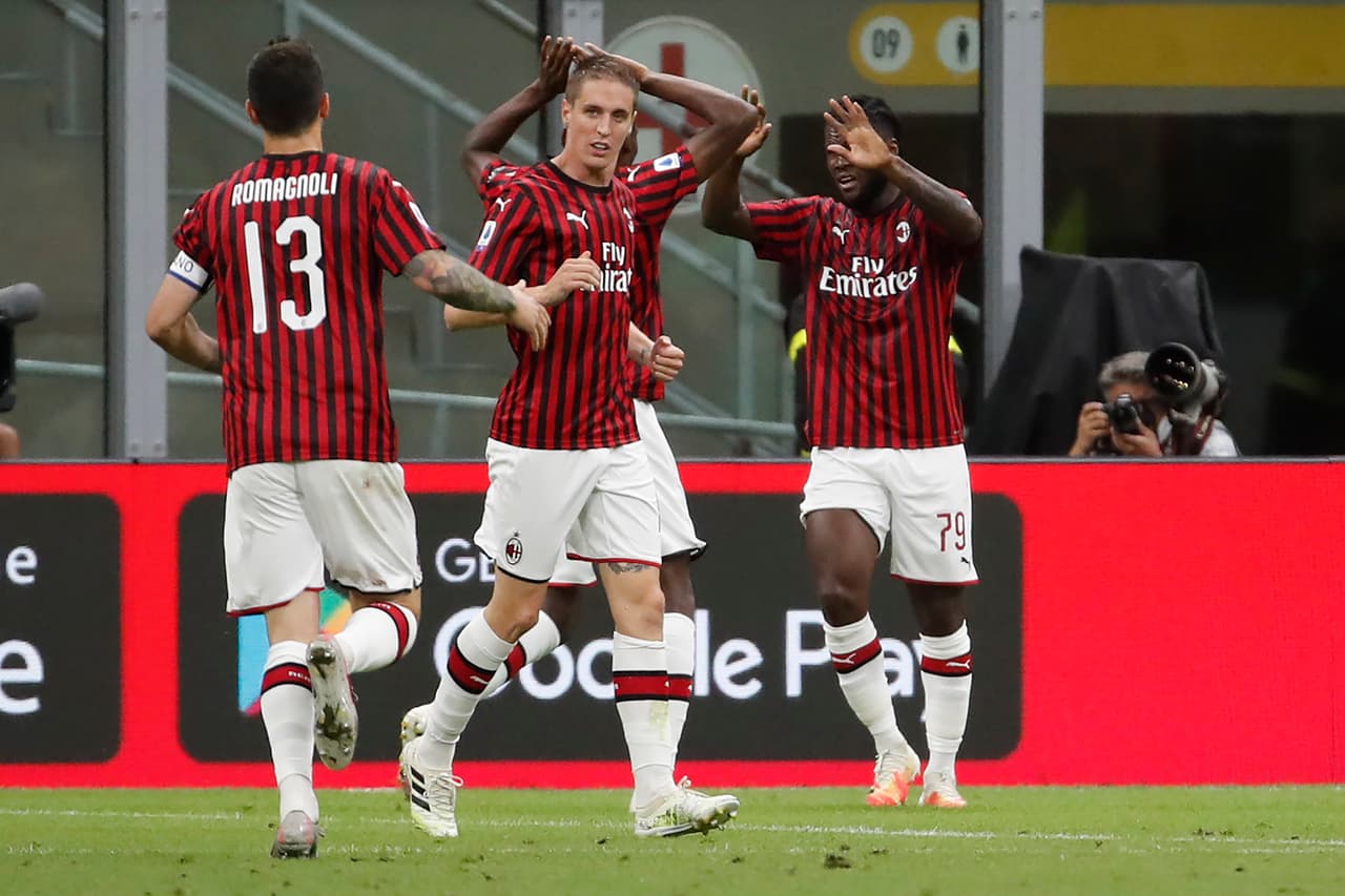 Con un desvío en el último momento, Rafael Leao anota el 3-2 y confirma la asombrosa voltereta del Milan.