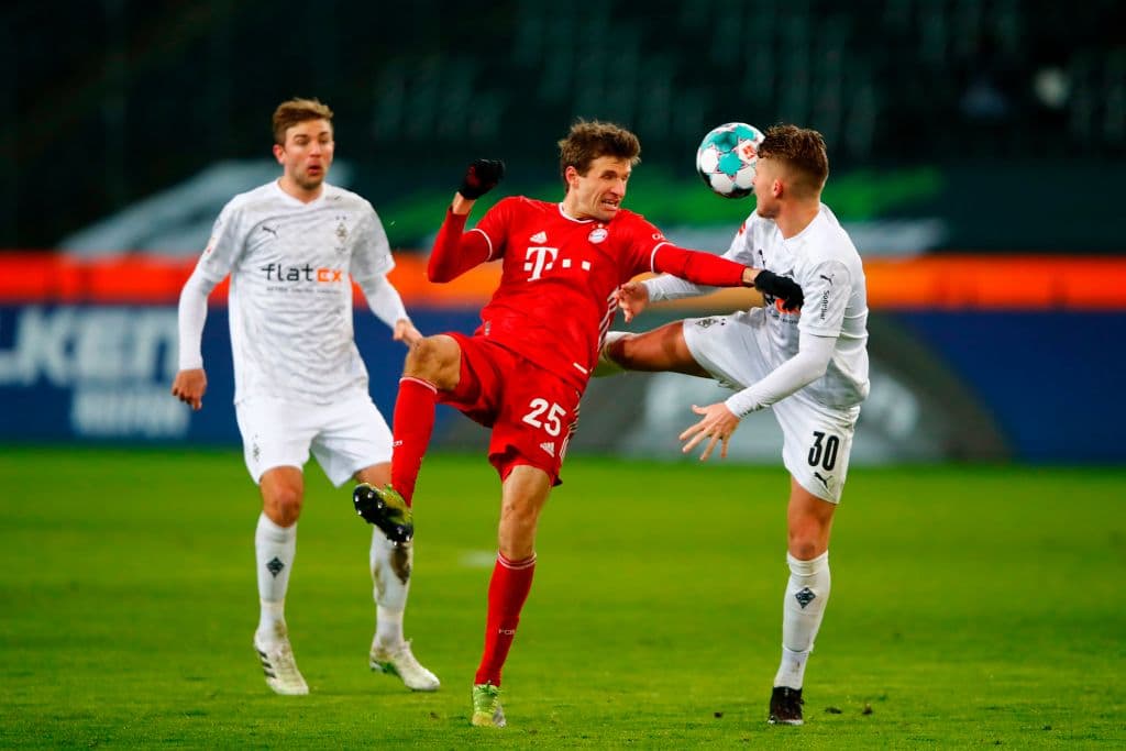 Lewandoswki (20’) abrió el marcador por la vía penal y Goretzka (26’) crecía la diferencia. Hofmann (35’, 45’) empató el partido y Neuhaus (49’) dio vuelta al marcador. El siguiente compromiso de los bávaros en la Bundesliga será recibiendo al Friburgo.