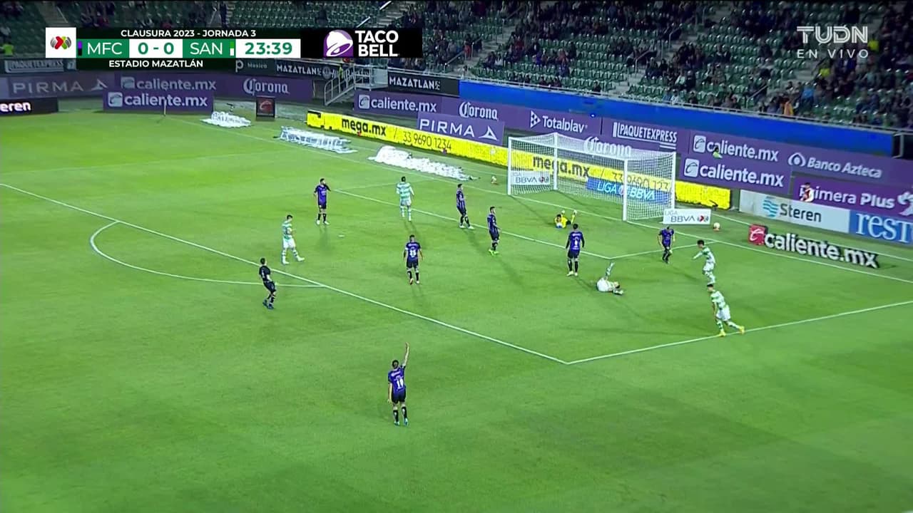 ¡TIRO ATAJADO! disparo por Javier Correa.