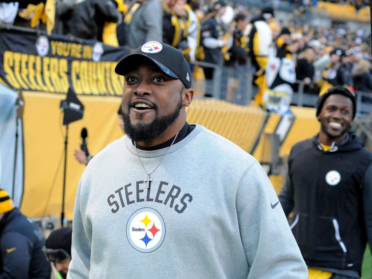 Con marca de 111 ganados y 63 perdidos, Tomlin tiene plantilla para aspirar al partido grande, aunque sus decisiones deberán mejorar. La defensa, su dolor de cabeza, llevó refuerzos para cambiar la historia.