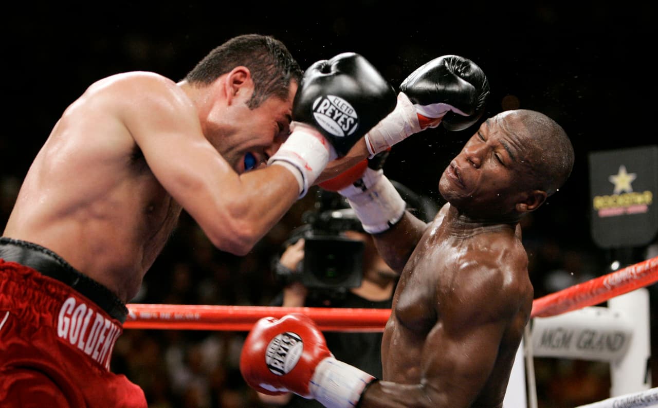 Una de las peleas que causaron más sensación sucedió en 2007 en el MGM cuando Mayweather Jr. se impuso a Oscar de la Hoya por decisión dividida.