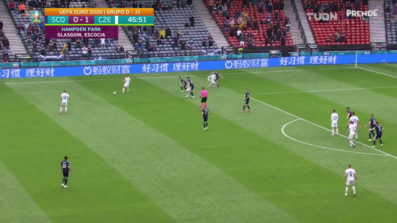 ¡TIRO ATAJADO! disparo por Patrik Schick.