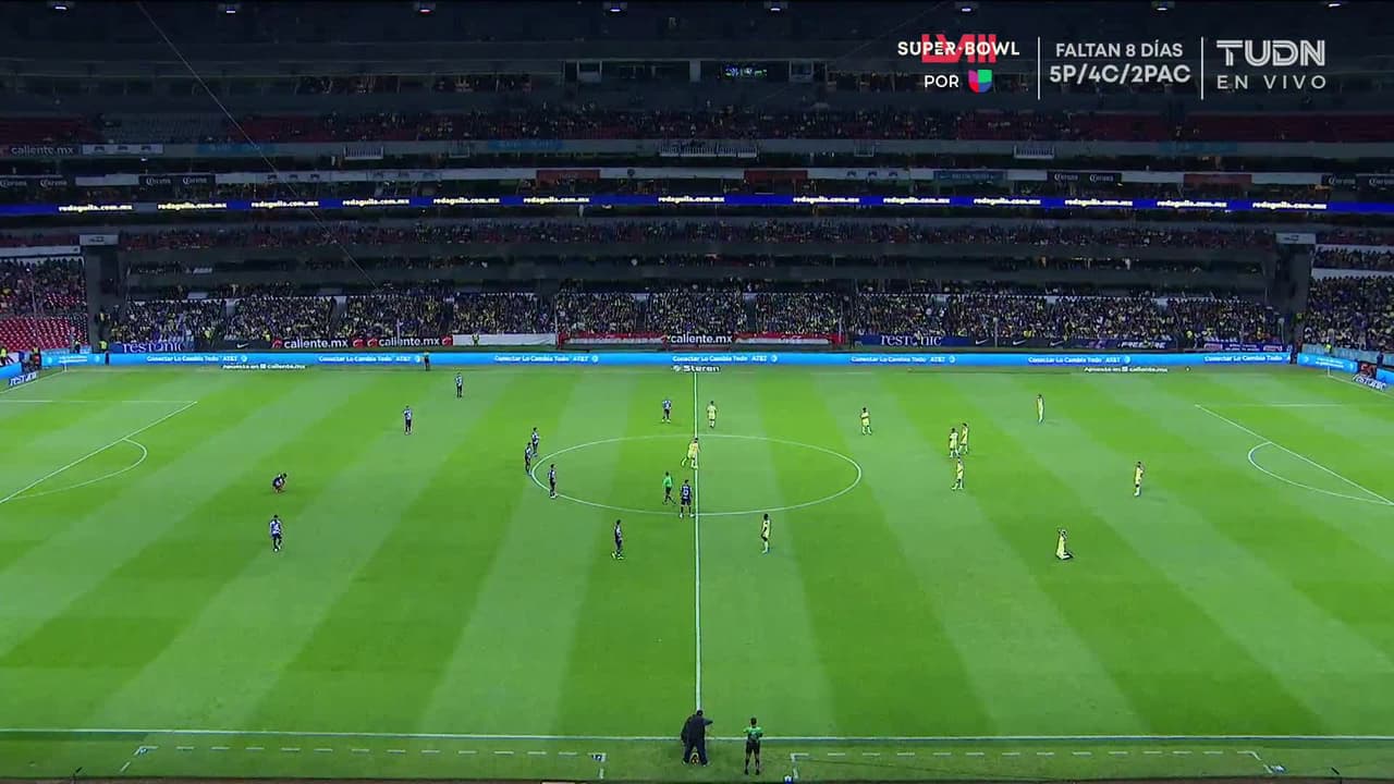 Arranca el partido y la pelota está en juego.
