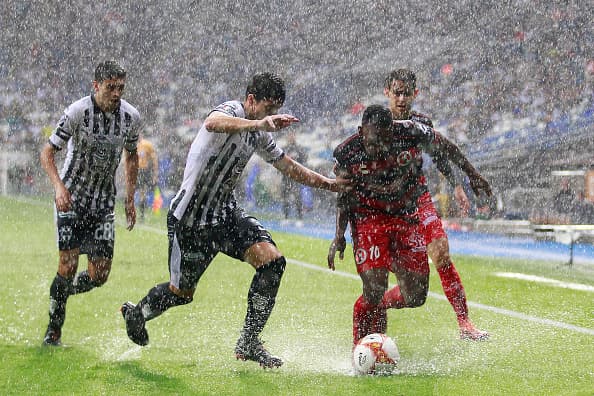 LO MEJOR: El mal clima continúa en la capital del país pero Rayados de Monterrey supo aprovechar la condición de local y ganó por primera vez después de un mes.