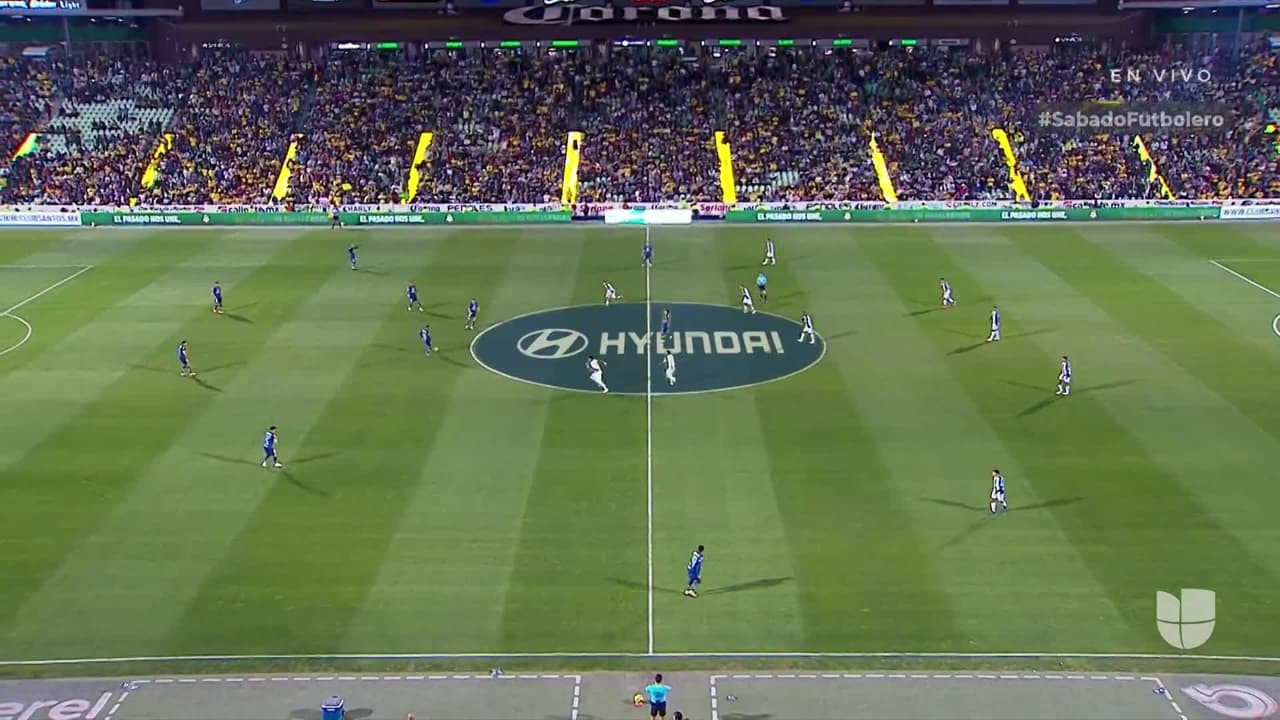 Arranca el partido y la pelota está en juego.