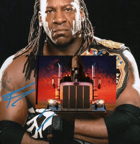Booker T se suma a otros luchadores que también han aparecido al lado de Bad Bunny en sus videos musicales, tal como Ric Flair y Stone Cold.