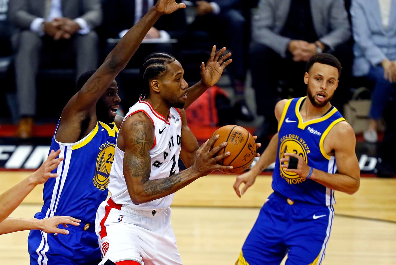 Stephen Curry acabó con 11 puntos tras el rpiemr periodo y metió tres de seis intentos de triple.