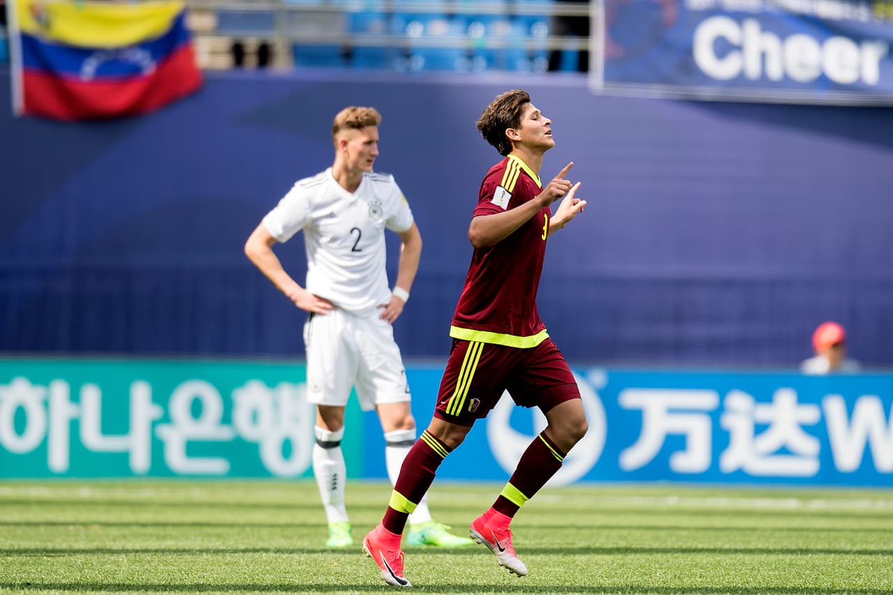 En el segundo tiempo, al minuto 6, Ronaldo Peña marcó el primer gol de Venezuela contra un Alemania sorprendido.