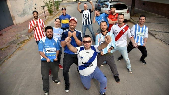 Los Caligaris con las camisetas de sus respectivos equipos, incluso uno de los integrantes sale con la camiseta roja de México.