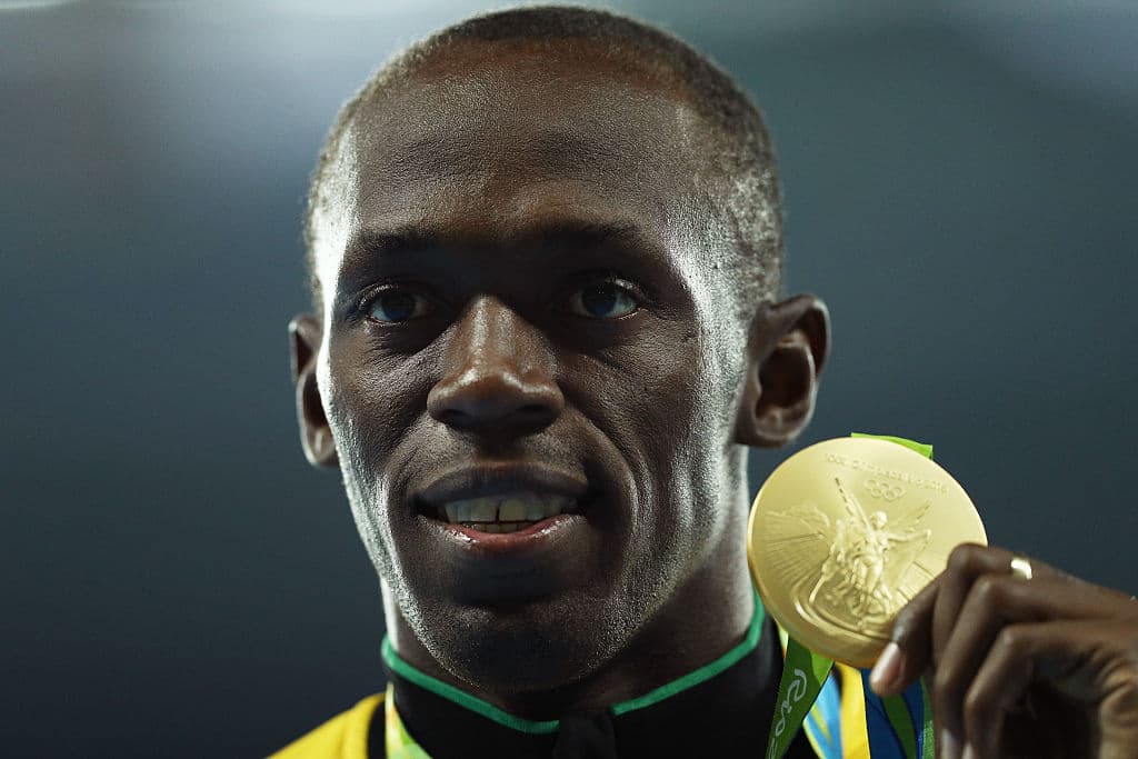 Usain Bolt de Jamaica posa en el podio durante la ceremonia de medalla.