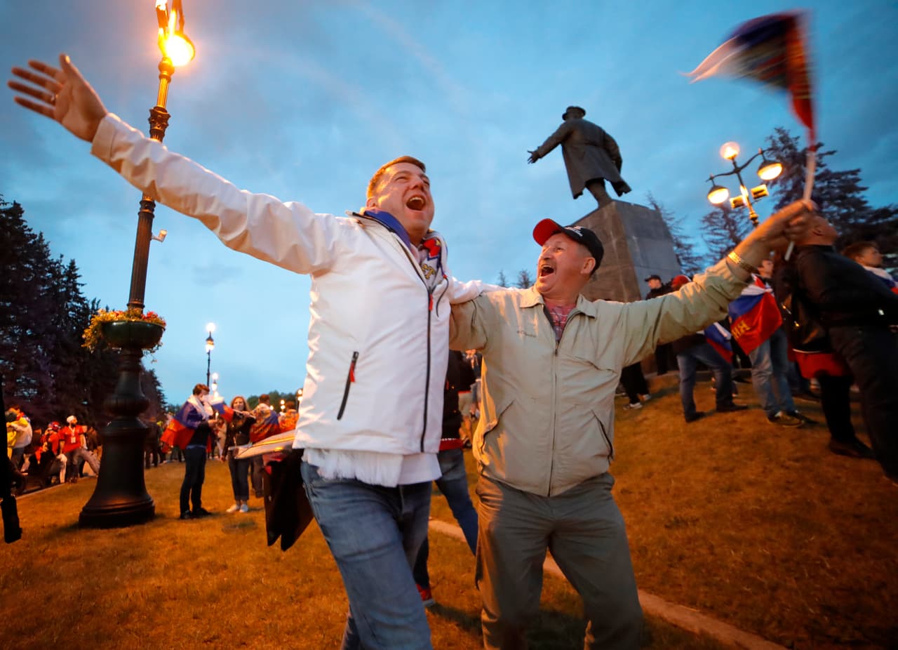 La ciudad de San Petersburgo es la más turística de toda Rusia y ayer se convirtió en una urbe con un carnaval espontáneo, sucumbiendo al festejo de su gente por el calor del momento.