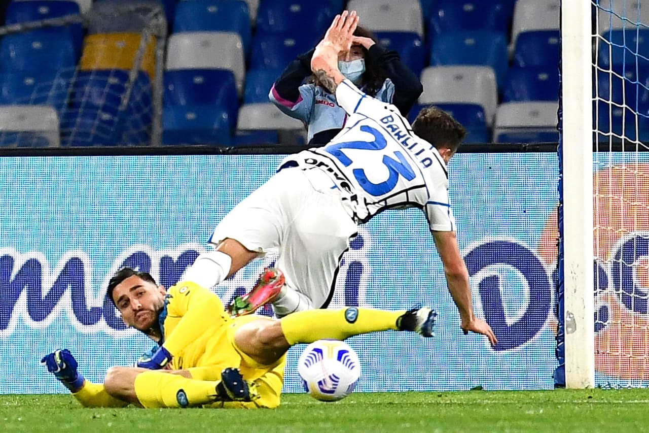 Inter y Napoli reparten puntos en el Estadio Diego Armando Maradona. Samir Handanovic marca un autogol al minuto 36 y pone a la escuadra de Gattuso un tanto arriba, pero es al minuto 55 cuando Christian Eriksen empata el marcador, durante la Jornada 31 en la Serie A. El mexicano Hirving Lozano se encuentra suspendido.