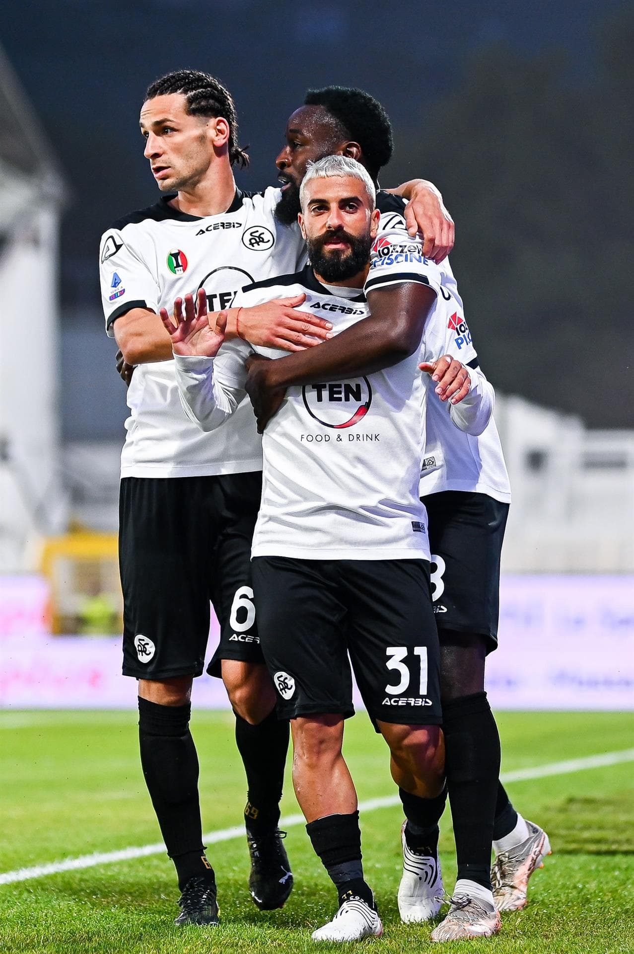 Roma empata ante el Spezia 2-2. Verde (6') y Pobega (38') anotaron para los locales, mientras que para la visita El Shaarawy (52') y Mkhitaryan (85') dieron el empate. La escuadra de 'la Loba' jugará la Conference League.