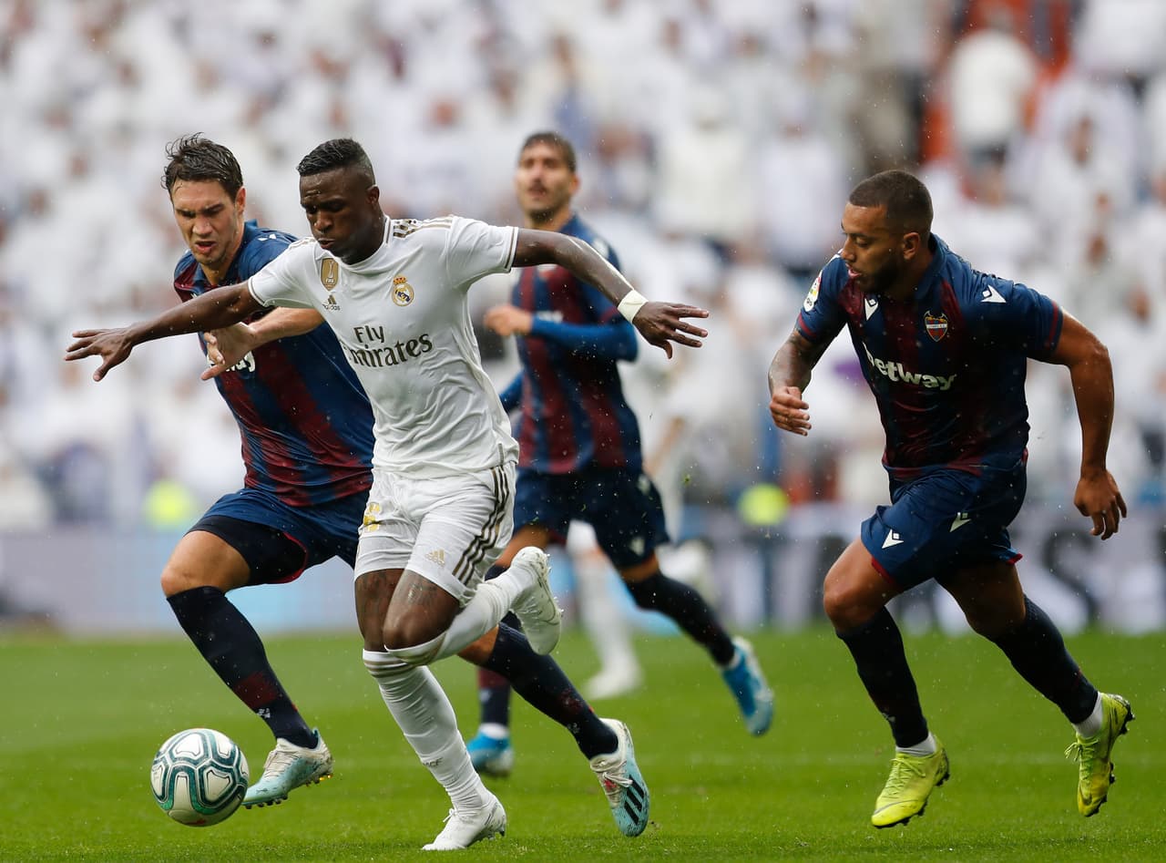 El Real Madrid consumó un gran primer tiempo y vencía 3-0 con doblete de Karim Benzema y uno más de Casemiro pero en la segunda mitad sufrió, recibió goles de Mayoral y Melero, dos ex madridistas, y una atajada de Courtois salvó el posible empate.