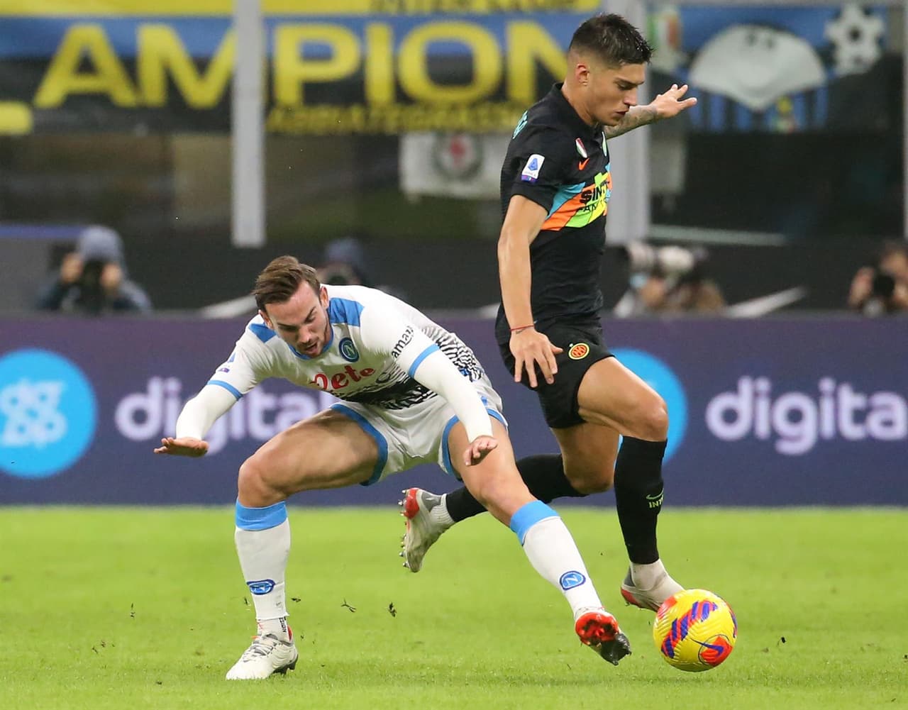 Napoli no pudo ante el Inter y cae 2-3 tras partidazo en la Serie A. Zielinski y Mertens anotaron para la escuadra 'Azzurri', mientras que Calhanoglu, Perisic y Lautaro le dieron la victoria a los de Milan; el 'Chucky' Lozano jugó 75 minutos.