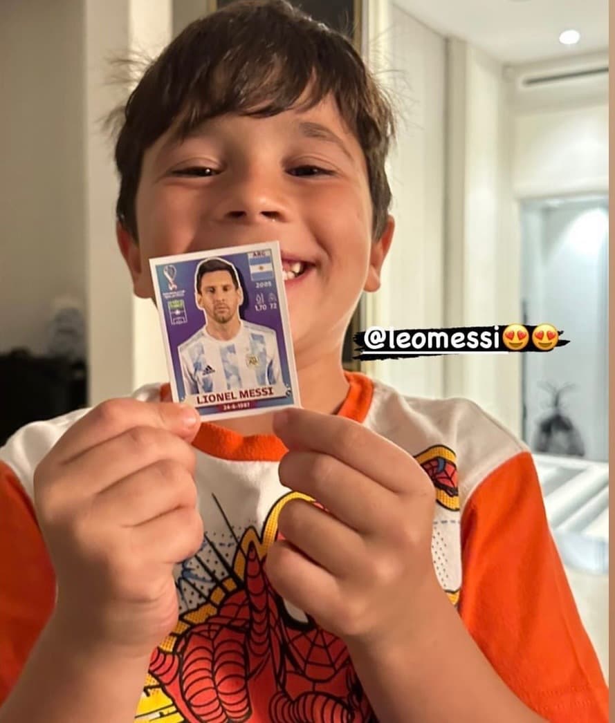 Mateo Messi presume que le salió la estampa de su papá en el album