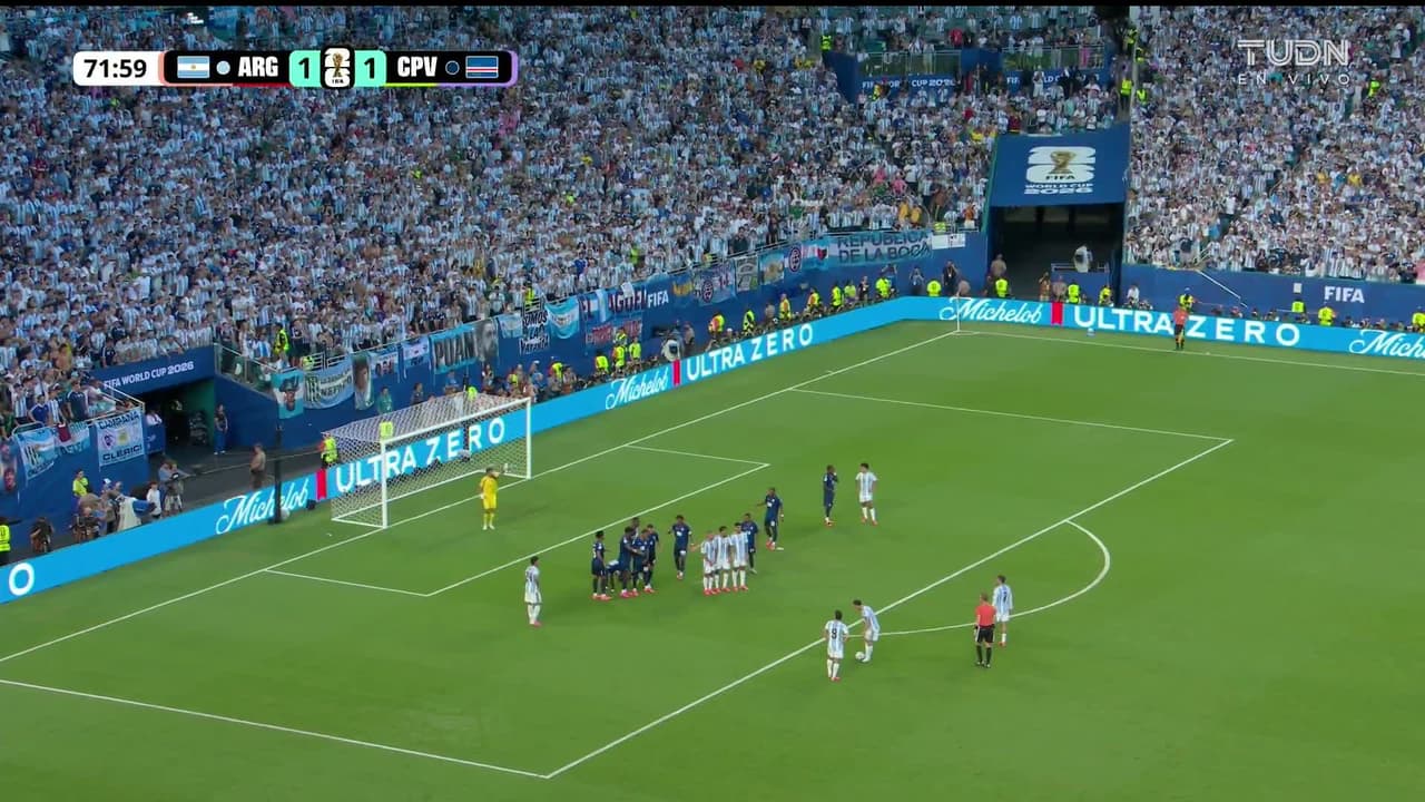 ¡TIRO ATAJADO! disparo por Lionel Messi.