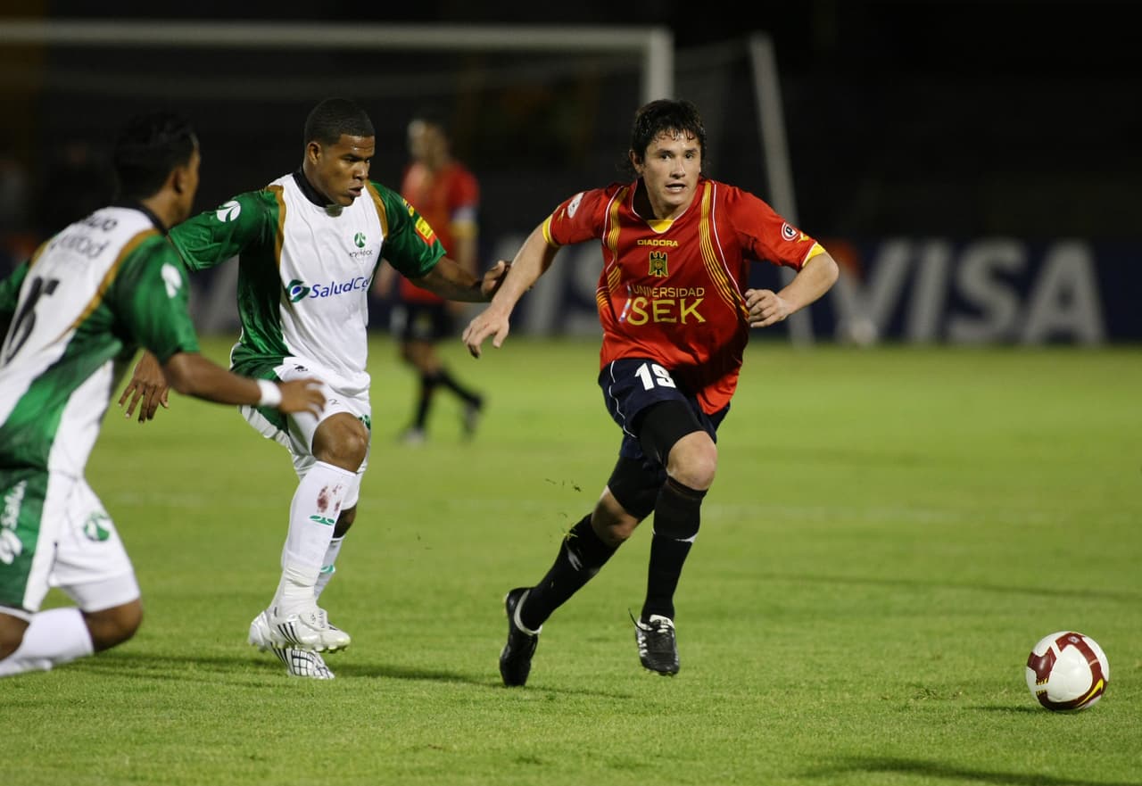 Román Torrres, nacido el 20 de marzo de 1986 en Ciudad de Panamá, comenzó su carrera en el Chepo, pasó al San Francisco y llegó al fútbol colombiano a sus 20 años para jugar con Cortuluá y de ahí pasó a Equidad, donde despuntó, fue campeón de Copa Colombia en 2008 y se dio a conocer para incluso jugar en Copa Suramericana. En 2007, fue subcampeón de Liga en Colombia.