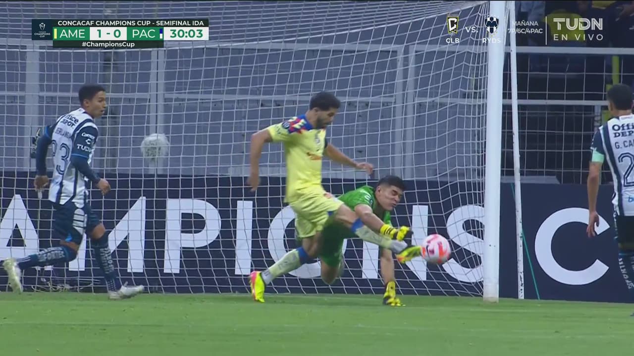 ¡Manotazo salvador de Moreno para evitar el tiro de Henry Martín!