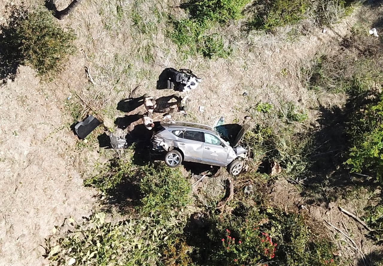 Esta imagen aérea permite observar la zona en la que fue rescatado 
<b><a href="https://www.univision.com/noticias/estados-unidos/tiger-woods-accidente">el golfista Tiger Woods</a></b>, este 23 de febrero, en la frontera entre Rolling Hills Estates y Rancho Palos Verdes, al sur de Los Ángeles, California.