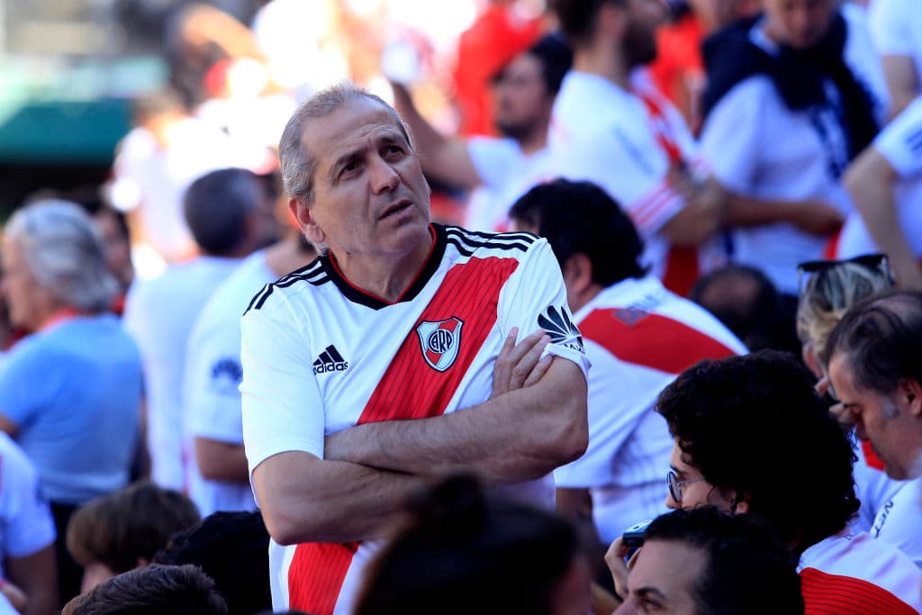Los fanáticos de River Plate esperaron varias horas por la final de la Copa Libertadores contra Boca Juniors, juego suspendido luego de la agresión al vehículo del equipo Xeneize camino al estadio.