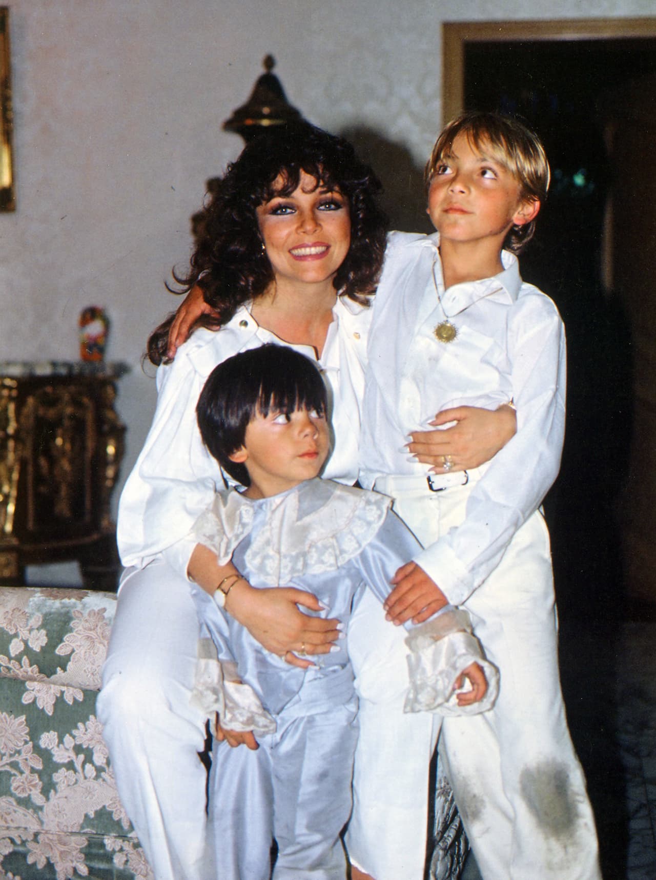 El romance, ocurrido durante la década de los 70, incrementó su relevancia con el nacimiento de Cristian Castro el 8 de diciembre de 1974.