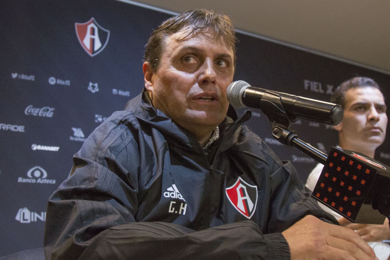 Hoyos llega con una trayectoria de más de 15 años para transmitir su experiencia en un equipo que la necesita para salir de su crisis en la Liga MX.