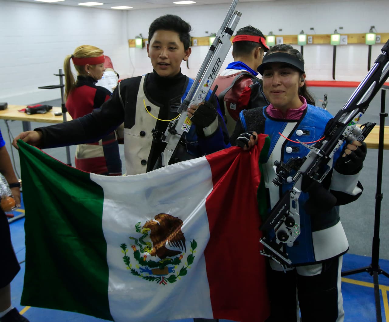 El equipo de México (Édson Ramírez y Gabriela Martínez) ganó oro en los 10m del rifle de aire mixto. Cuba y El Salvador ganaron plata y bronce, respectivamente