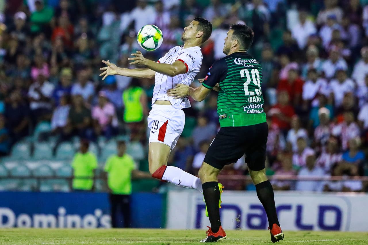 El juego avanzó hacia la segunda mitad y las Chivas tenían una misión en mente que era la de empatar cuanto antes. Y con esa disposición arrancaron la reanudación.