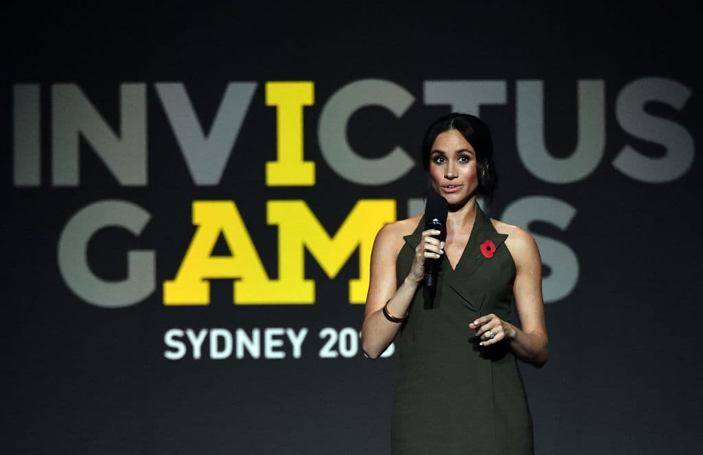 Suits (2011) - Michael Ross se gana la vida bordeando los límites de la legalidad. Es un joven muy inteligente, pero las malas compañías de la universidad lo llevaron a creer que para triunfar en la vida hay que saltarse las reglas.
<br>