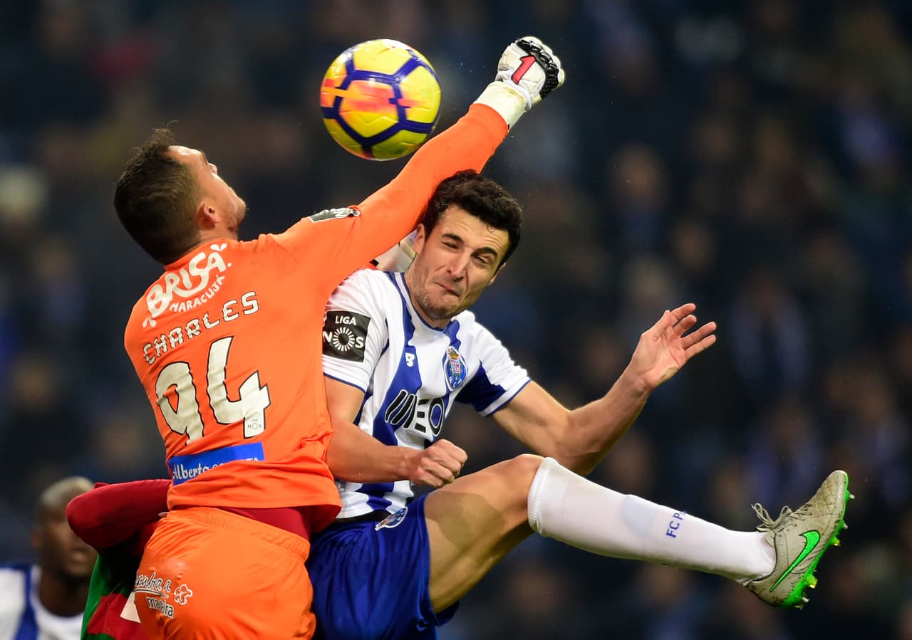 En la segunda mitad, el juego tuvo pocos cambios en su transitar. El Porto dominó y el Marítimo esperó alguna opción en contragolpe que nunca llegó.