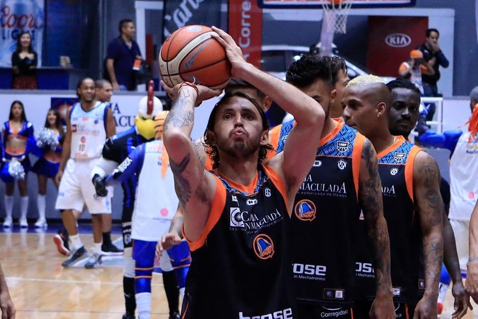 Los asistentes se divirtieron y apoyaron a personas de escasos recursos donando una cobija para combatir el frío de la época. El encuentro de básquetbol fue para Libertadores 46-22 y el de futbol para Gallos 10-5.