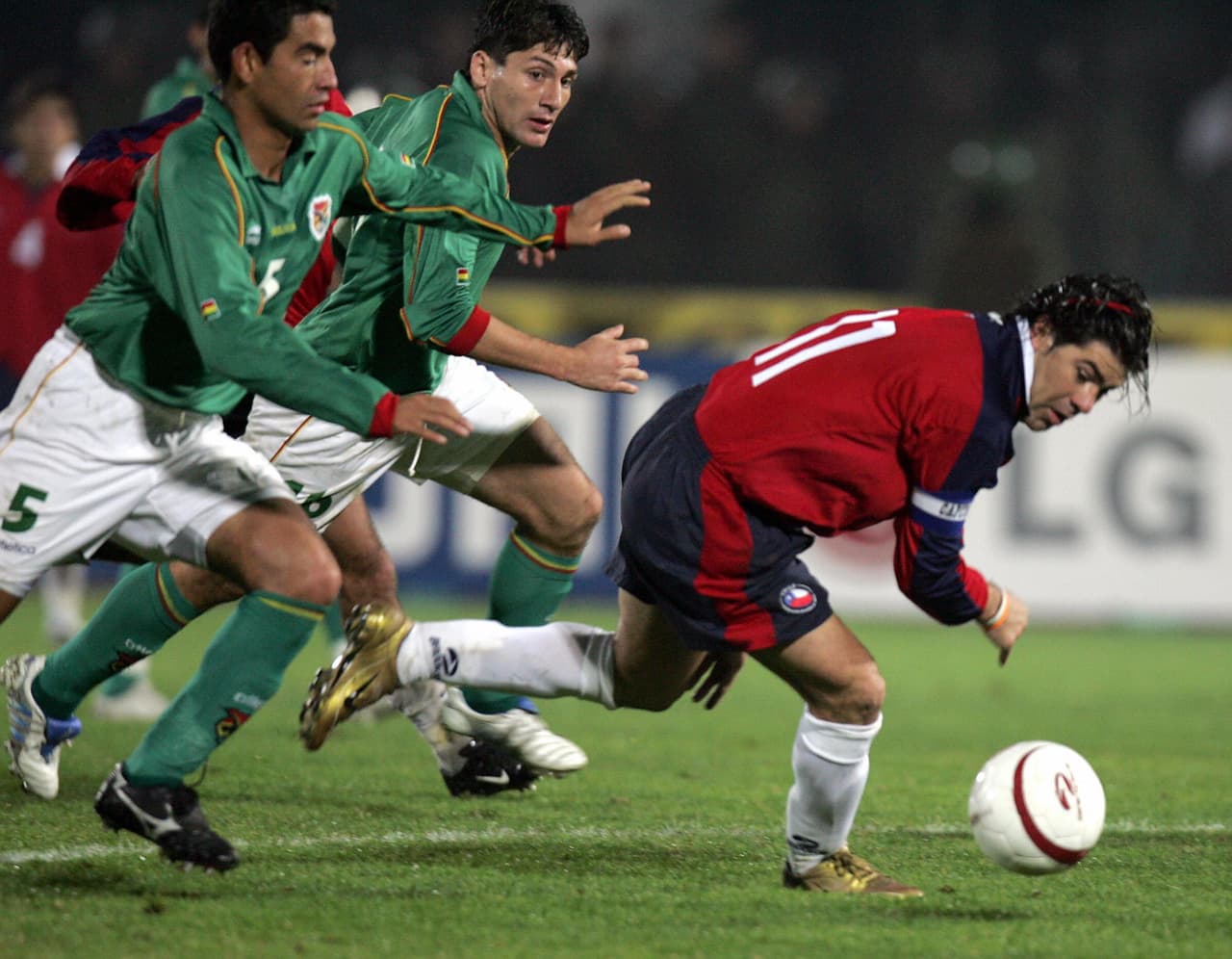 Bolivia y Chile se han enfrentado en 42 ocasiones. ‘La Roja’ ha ganado en el 50 por ciento de esos compromisos y únicamente ha perdido en seis ocasiones, demostrando una gran superioridad. En los últimos 20 partidos entre estos equipos, los bolivianos solo han ganado dos veces, han perdido 10 y han empatado en ocho ocasiones.