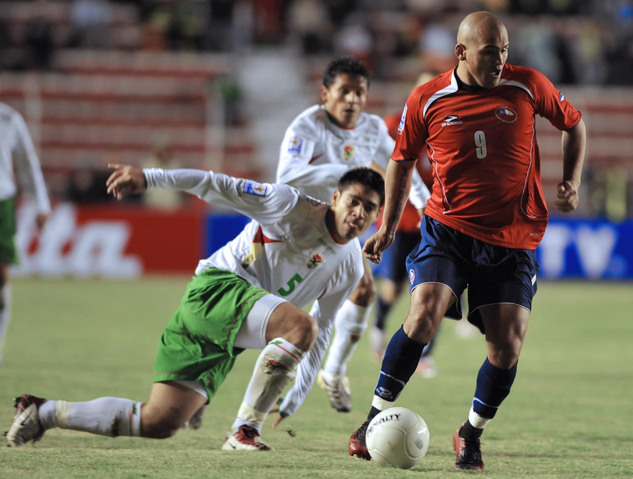 El primer partido entre las selecciones de Chile y Bolivia se dio justamente en una Copa América. Fue en la edición de 1926, disputada en territorio chileno, donde los locales superaron por un cómodo 7-1 a los bolivianos. David Arellano, con tres tantos, fue el goleador máximo en ese encuentro.