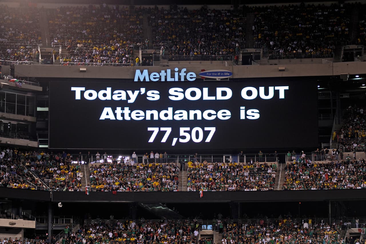 El 7 de mayo de 2010 y ante 77 mil 507 aficionados (cupo máximo en aquella fecha), México y Ecuador se enfrentaron en partido amistoso.