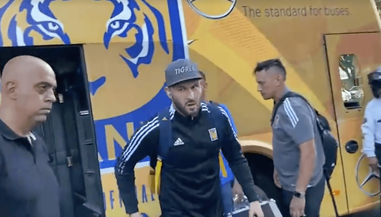Nahuel y Gignac reparten fotos en llegada de Tigres a Guadalajara