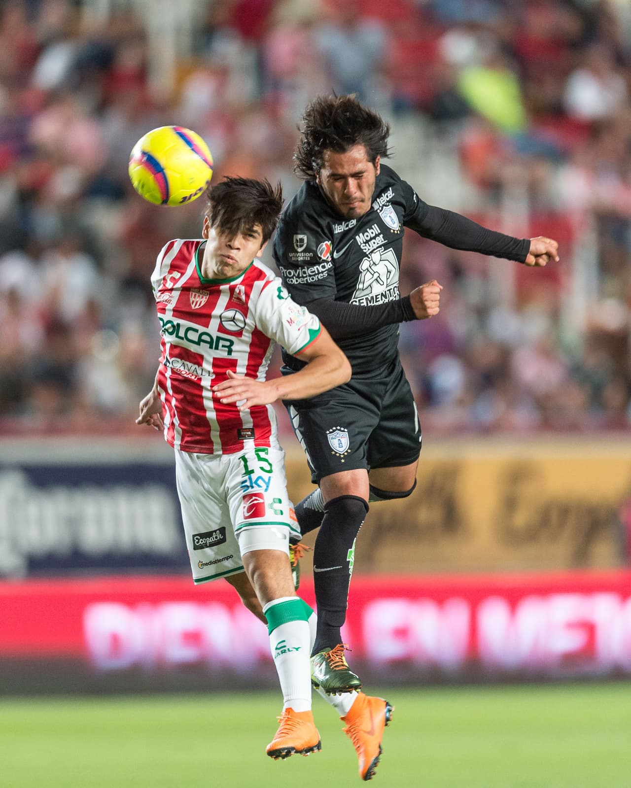Matías Fernández (Necaxa) y Franco Jara (Pachuca) fueron los jugadores expulsados en el partido.