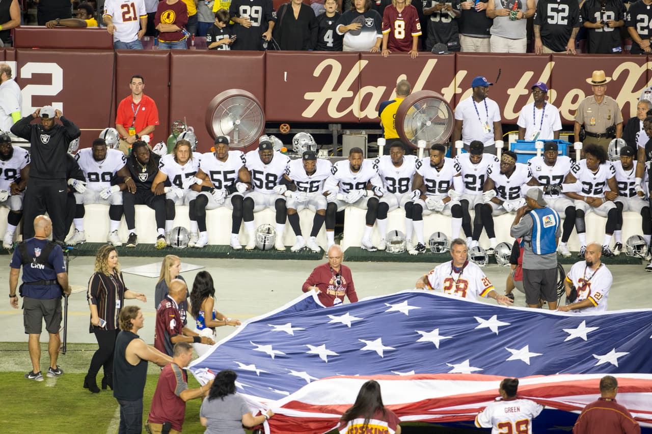 Los jugadores de los Oakland Raiders se sentaron en la banca mientars el himno nacional de los Estados Unidos sonaba en el FedEx Field, ante los Washington Redskins