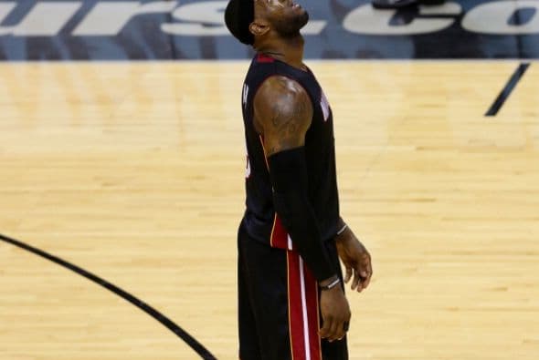 Todo o nada. Dispuestos a dejar la vida en la cancha San Antonio fue por su quinto campeonato mientras Miami buscaba salir de la mala racha 3-1 pese a que ningún equipo en la historia lo había logrado en una final. San Antonio apaleó a Miami.          