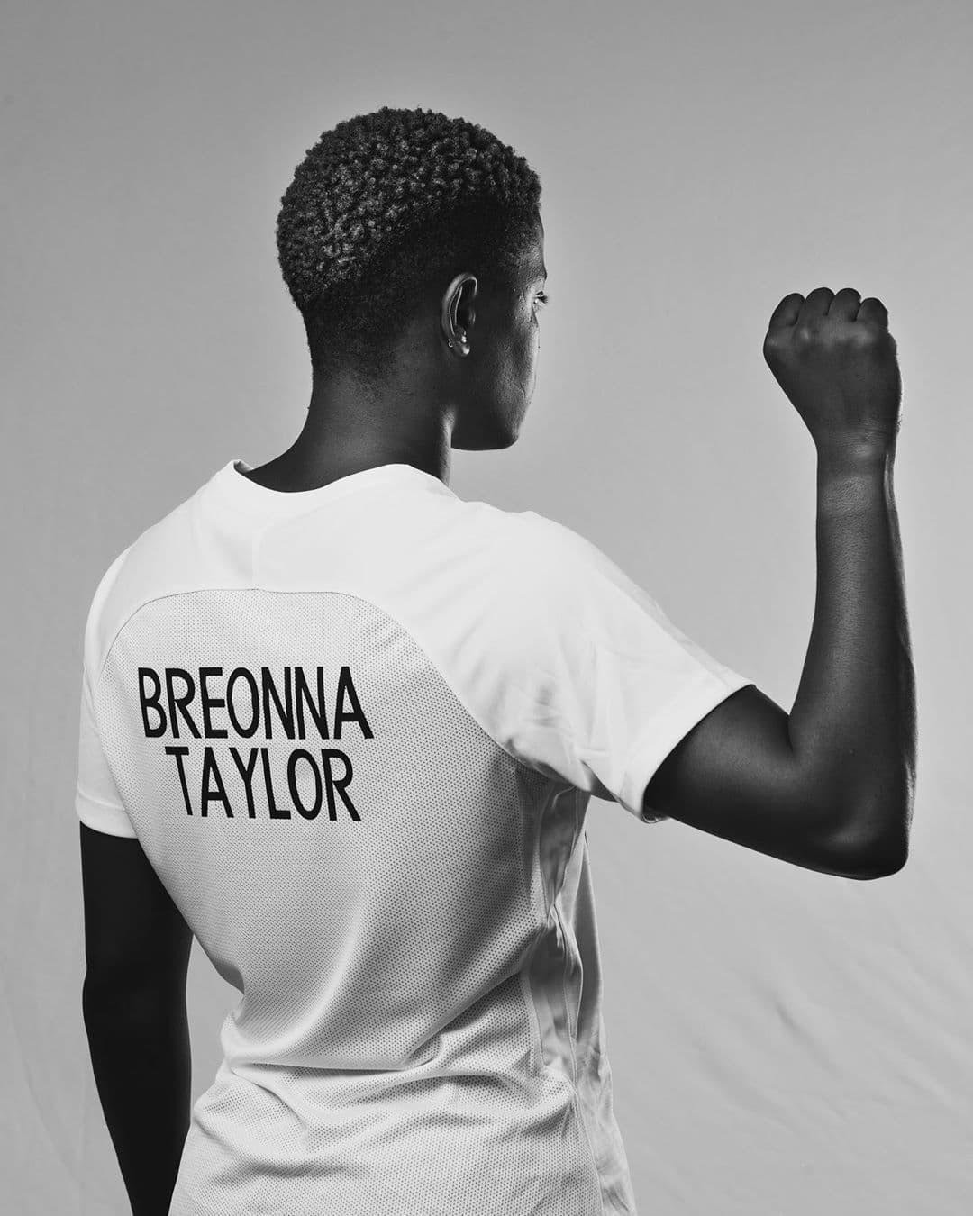 Recibió ocho disparos en el interior de su casa por agentes que entraron sin orden de registro.