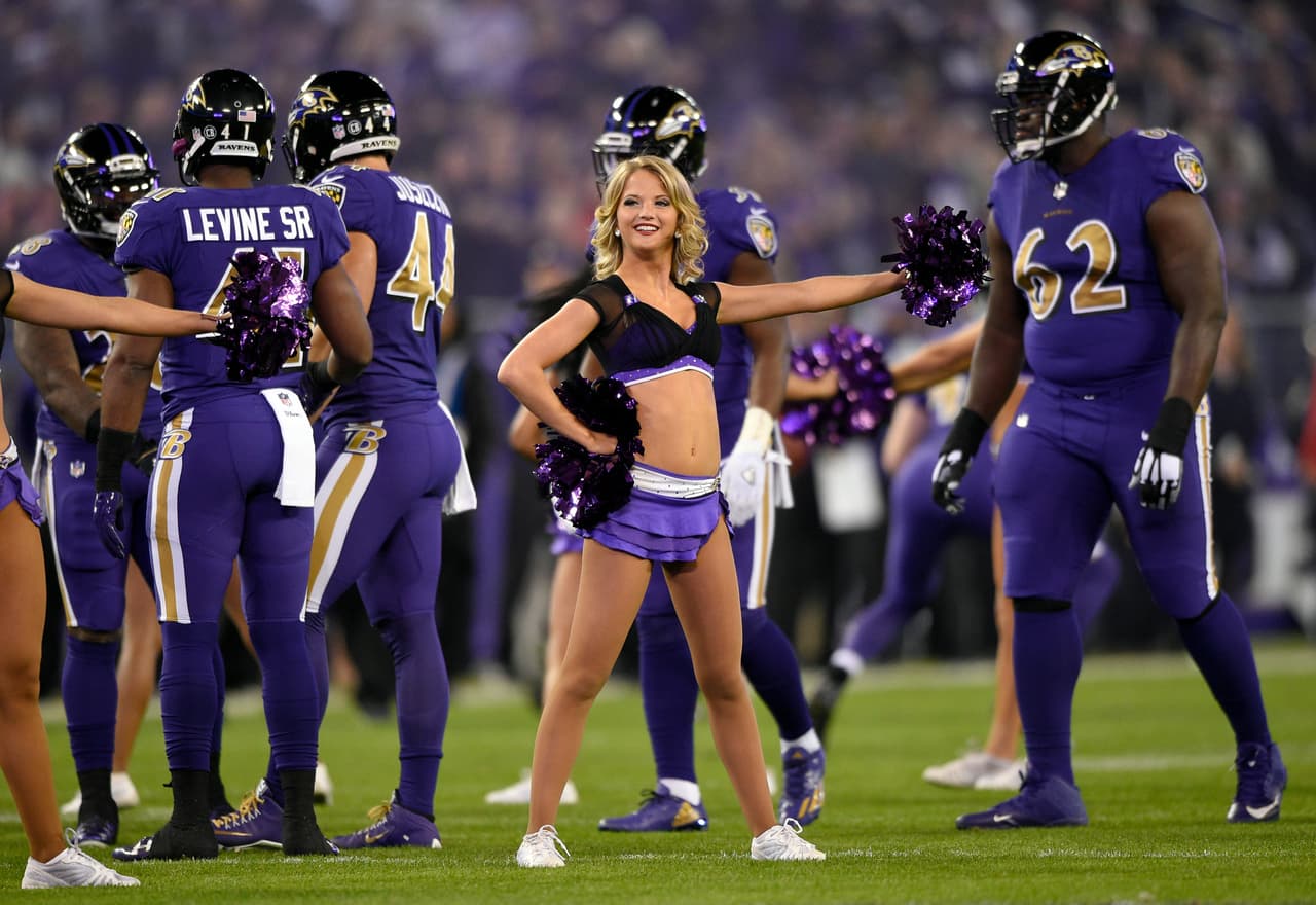 Los jugadores siente el apoyo de fans y porristas.