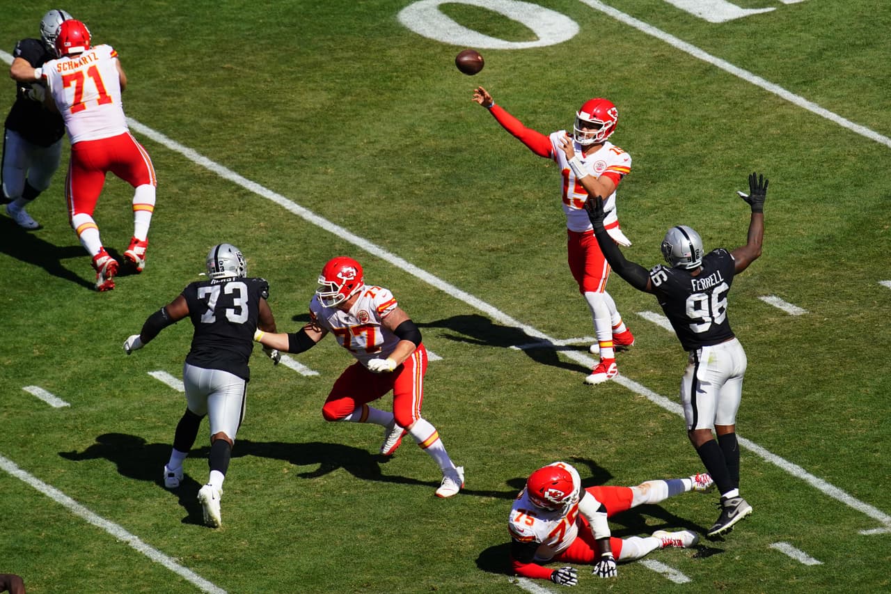 <b>Patrick Mahomes</b> distinguido como el mejor QB tras lanzar 443 yardas y cuatro touchdowns en la victoria de 28-10 sobre los Oakland Raiders.