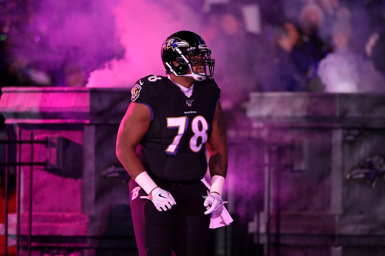 <b>Orlando Brown | OT | Baltimore Ravens</b>
<br>
<b>- Edad: 24 años</b>
<br>- Hablando de los Ravens del año pasado, Brown comenzó 16 juegos en el lado derecho de Baltimore y terminó como el décimo mejor tacle de bloqueo de pases del fútbol, por PFF.
<br>- Su bloqueo de carrera podría usar un impulso, pero los Ravens no tienen dudas sobre si Brown pertenece.