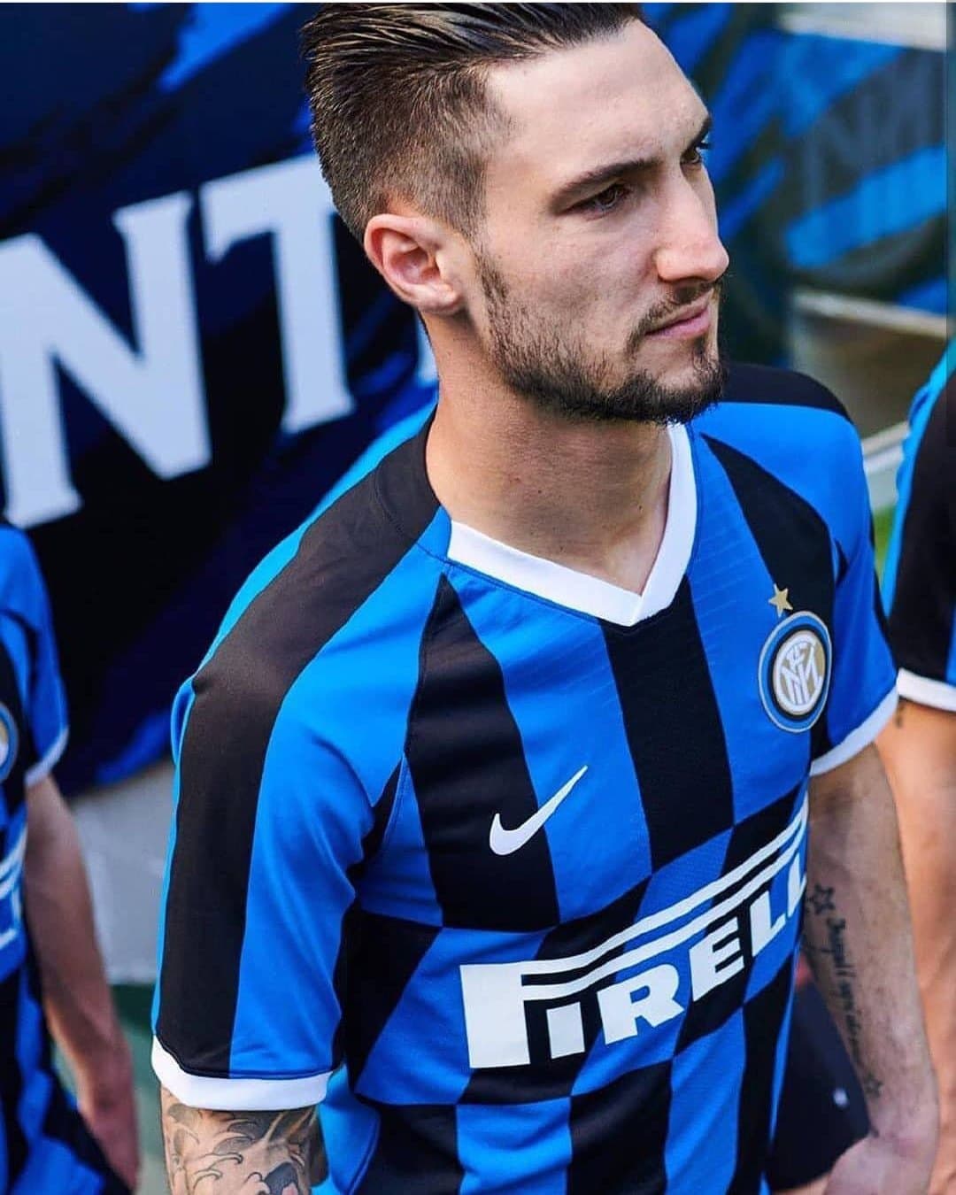 La nueva playera del Inter de Milán ha salido a la luz pública y ha reafirmado la polémica por sus franjas digonales en el pecho que le hacen homenaje al jersey away de la temporada 1989/90. Además, dicho detalle también estará presente en algunas de las prendas de presentación. El equipo italiano, en un gran gesto con su equipo femenil, decidió que ellas fueran las protagonistas en este lanzamiento.