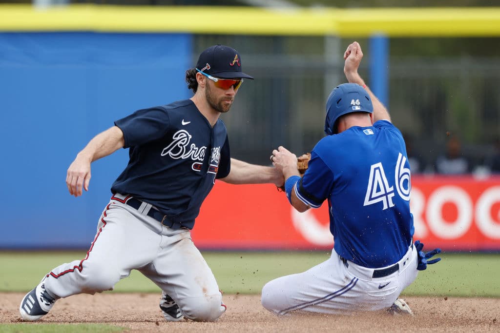 Charlie Culberson, de los Atlanta Braves, poncha a Patrick Kivlehan, de los Toronto Blue Jays en la segunda base pese al esfuerzo del jugador de los Jays.