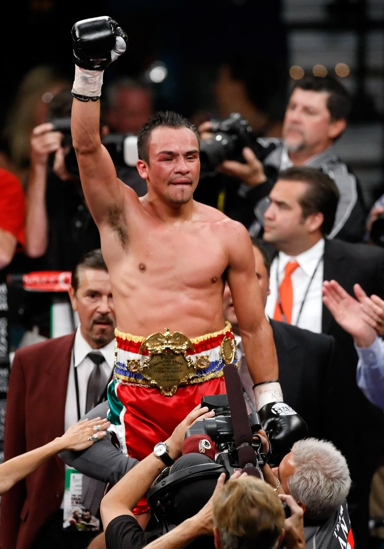 El ‘Dinanimta’ se convirtió en monarca mundial pluma de la FIB ante Manuel Medina.