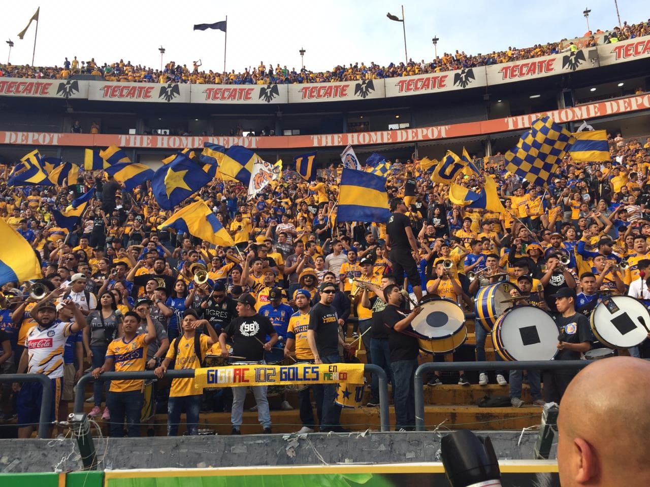 Durante el juego, la afición de Tigres estuvo apoyando a su equipo contra Pachuca por los Cuartos de Final de la Liguilla.