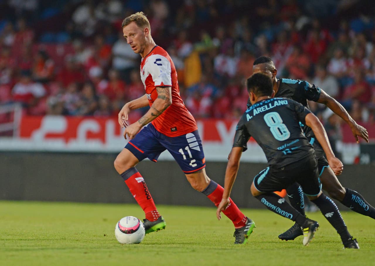 El argentino Cristian Menéndez estaba reteniendo muy bien el balón.