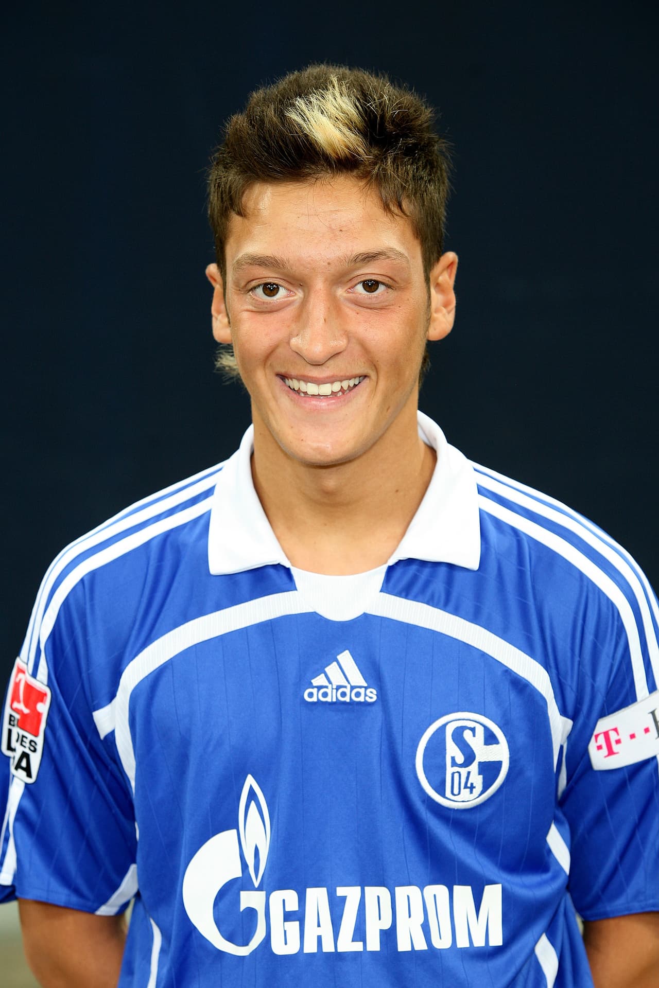 Pocos saben que Özil surgió de la cantera del Schalke 04 y debutó en Bundesliga en el 2007.